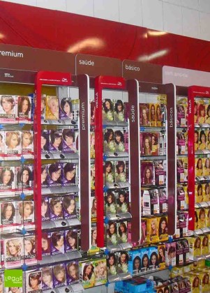 AMBIENTACAO-PAGUEMENOS-CABELOS-FARMACIA-HAIR-CARE-GONDOLA-ALTA-METAL-PLASTICO-VIDRO-LEGAS-DISPLAY