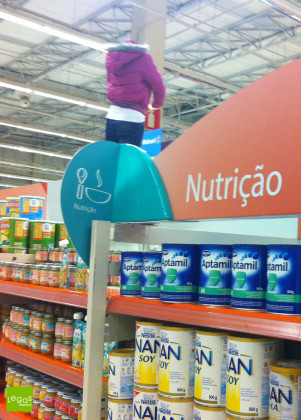 AMBIENTACAO-WALMART-BABY-CARE-FRALDAS-ALIMENTACAO-GONDOLAS-SETOR-CATEGORIA-METAL-LEGAS-DISPLAY