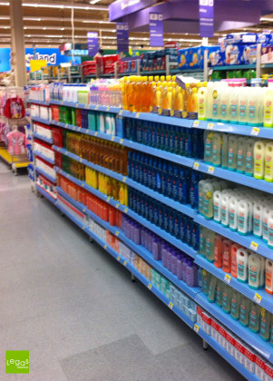 AMBIENTACAO-WALMART-BABY-CARE-FRALDAS-GONDOLAS-SETOR-CATEGORIA-METAL-BANHO-LEGAS-DISPLAY