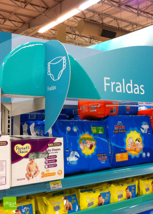 AMBIENTACAO-WALMART-BABY-CARE-FRALDAS-GONDOLAS-SETOR-CATEGORIA-METAL-LEGAS-DISPLAY