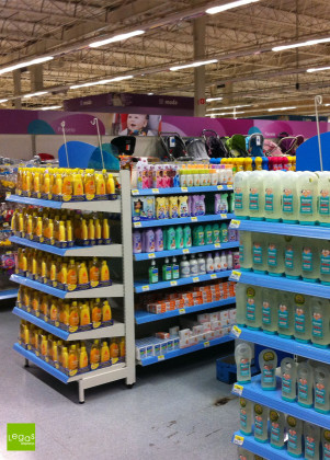 AMBIENTACAO-WALMART-BABY-CARE-FRALDAS-GONDOLAS-SETOR-METAL-LEGAS-DISPLAY