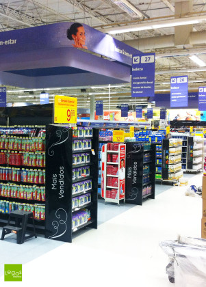 AMBIENTACAO-WALMART-PERFUMARIA-GONDOLAS-SETOR-CATEGORIA-CUIDADOS-METAL-LEGAS-DISPLAY
