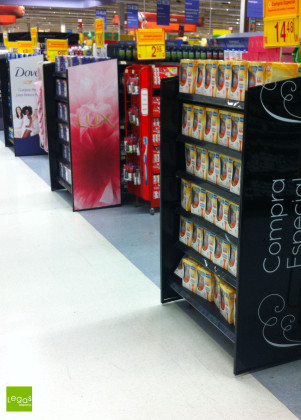 AMBIENTACAO-WALMART-PERFUMARIA-GONDOLAS-SETOR-CATEGORIA-METAL-LEGAS-DISPLAY