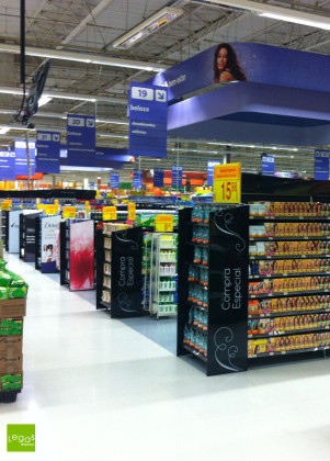 AMBIENTACAO-WALMART-PERFUMARIA-GONDOLAS-SETOR-CATEGORIAS-CUIDADOS-METAL-LEGAS-DISPLAY